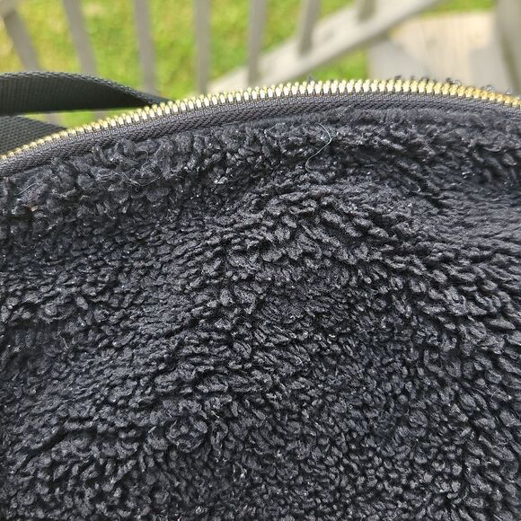 Lululemon Everywhere Belt Bag Fleece Black Sherpa Gold Zip - Picture 3 of 11